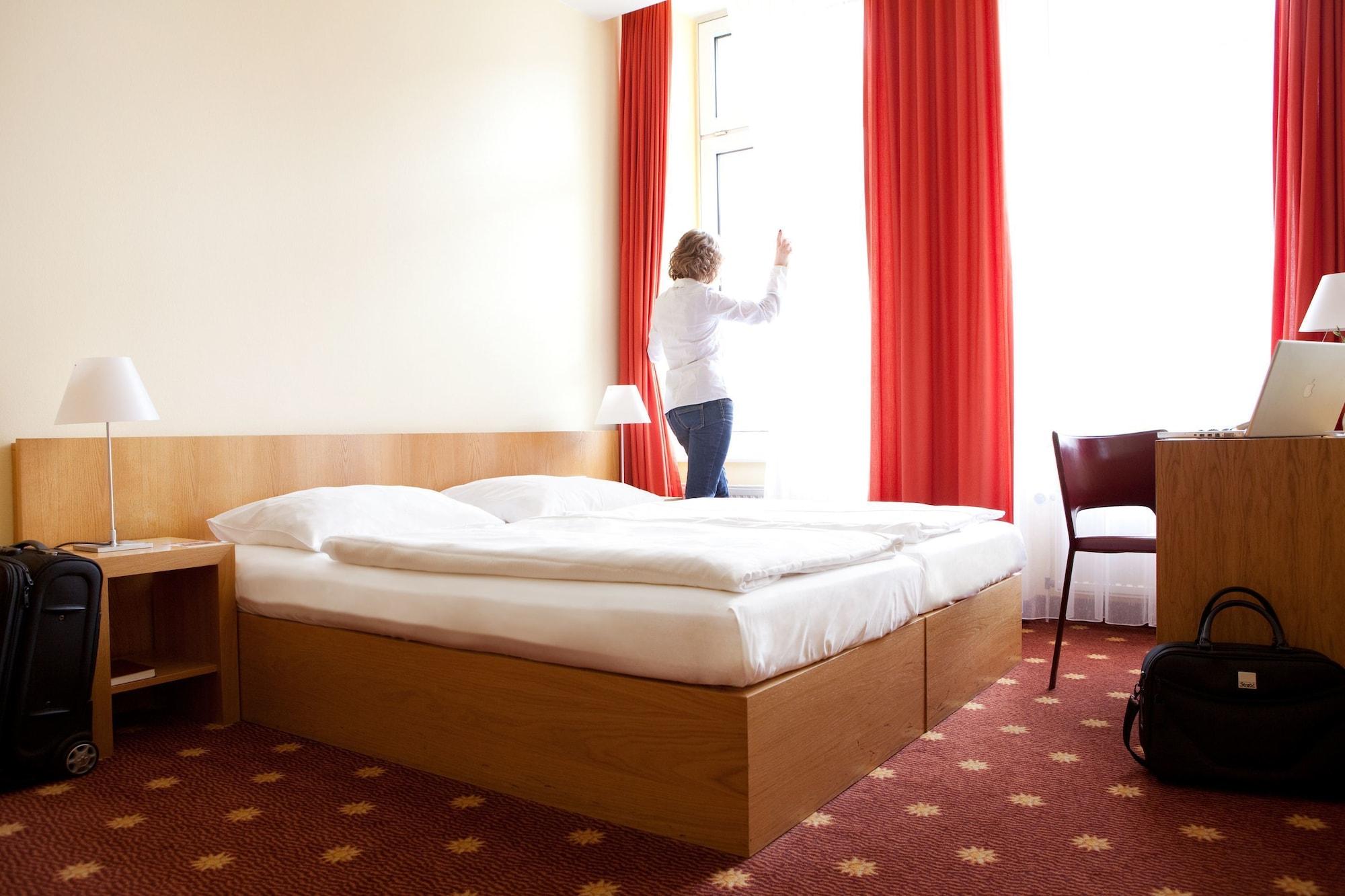 Vienna House Easy By Wyndham Rostock Hotel Exterior photo